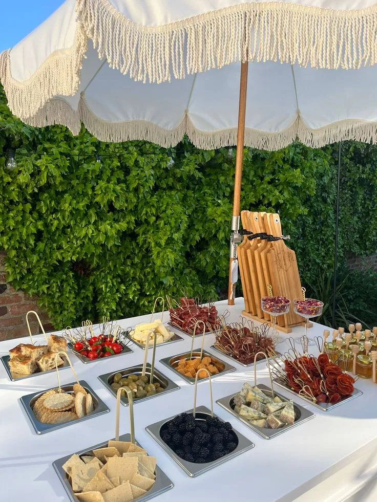 Barra de charcutería montada para un evento al aire libre